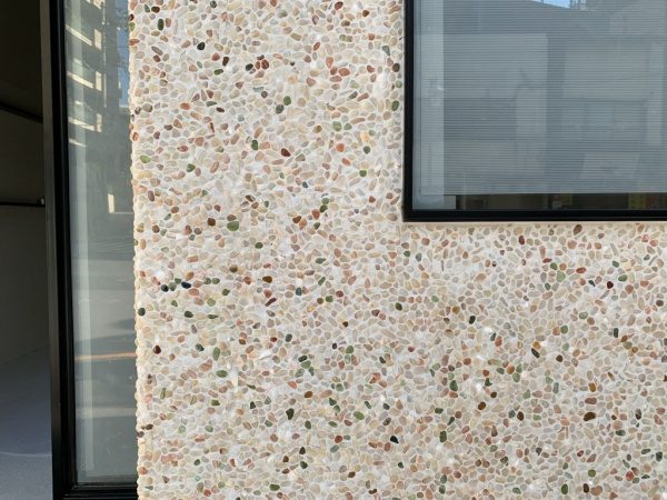 原田左官タイルライブラリーの外壁。洗い出しネットストーンで施工