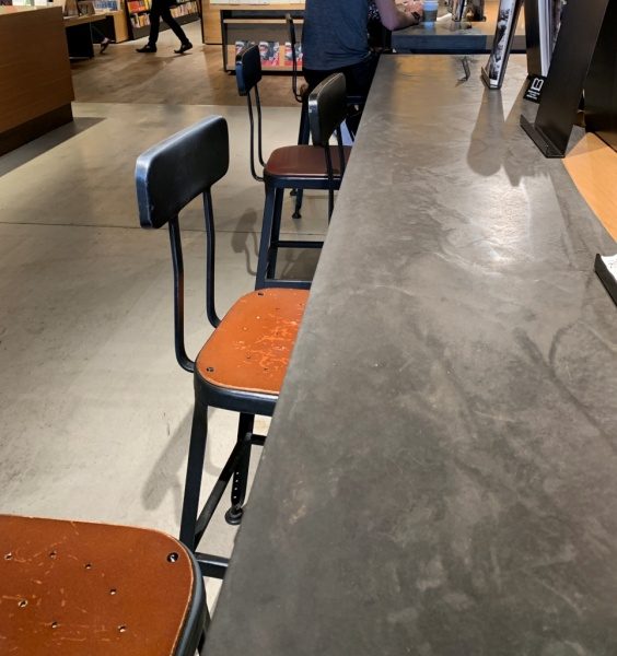 モールテックスグレーのテーブル。カフェのテーブルに原田左官施工