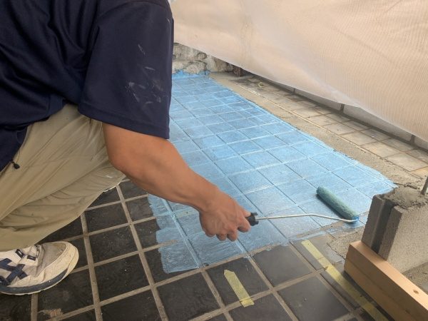 原田左官「タイルライブラリー」のタイル床にキーセルのプライマー塗りつけ