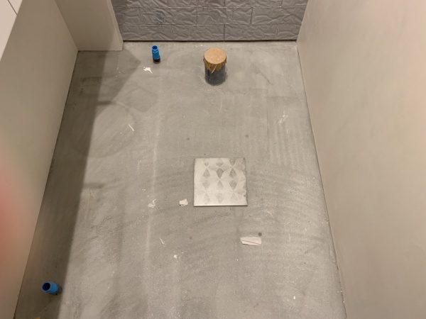 トイレ床タイル施工前の状態。原田左官タイルライブラリーの床
