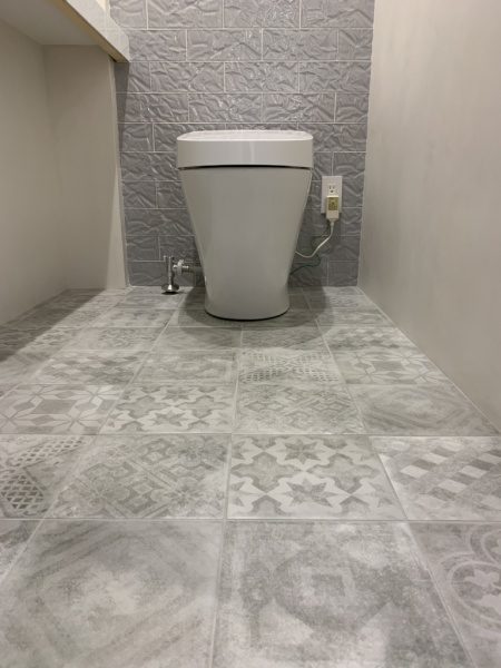 原田左官タイルライブラリーのトイレ床に施工されたセメント調タイル