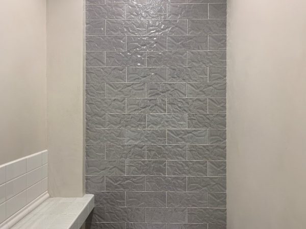 原田左官タイルライブラリーのトイレ壁面に施工された紙をクシャクシャにした模様のタイル