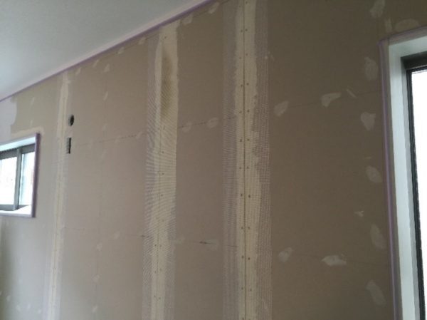 ファイバーテープを張りジョイント処理をしたしっくい下地の石膏ボード