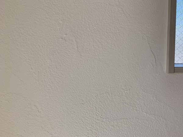 白色の現代しっくい仕上げの壁。模様はアートランダム