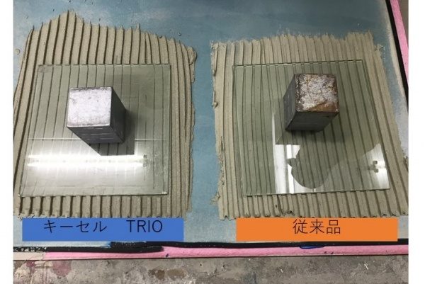 タイル貼り付け材の性能比較。左がキーセル社のTRIO、右が従来品の貼り付け材