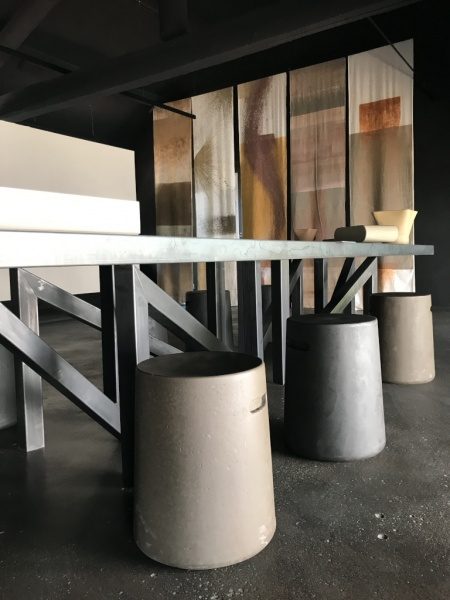 土仕上げの椅子とテーブル天板。マッテオブリオーニ事務所