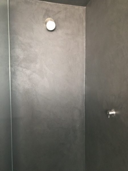 土仕上げでトップコート防水してあるシャワー室の壁。マッテオブリオーニ事務所