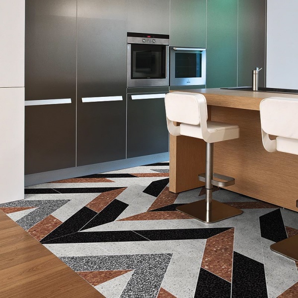 MIPA MODULOシリーズ施工の床。部屋には椅子や机などがある