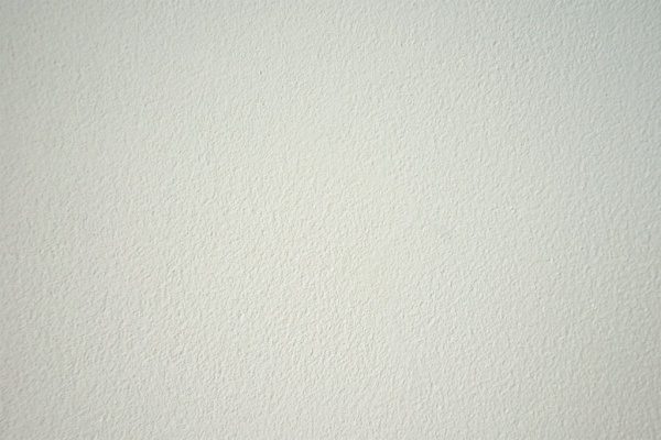 現代しっくいフルーフレ白の壁。サブロンセミフラット仕上げ、白い砂入り。川崎の住宅内壁、原田左官施工