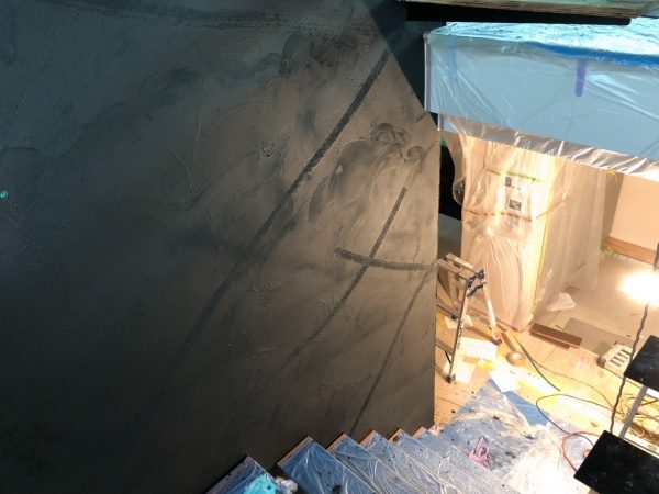 オルトレマテリア黒地のレース模様壁。模様に色を乗せる前の状態の壁