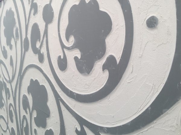外壁模様付け。型を使用して仕上げ材を数回に分けて塗る工程