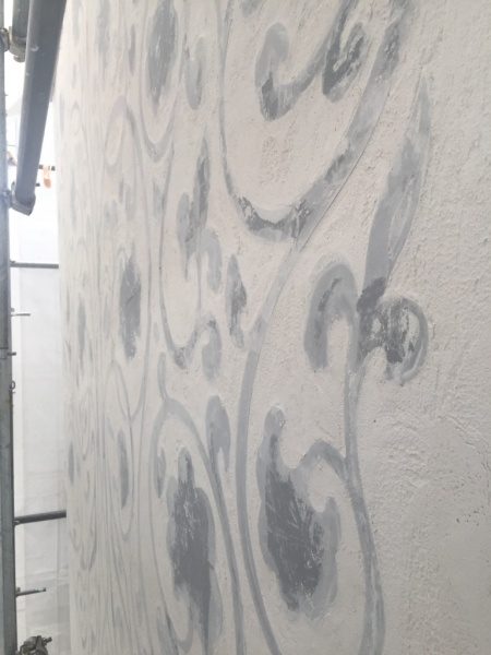 外壁模様付け。型を使用して仕上げ材を数回に分けて塗る工程。型の高さまで塗りつけた状態