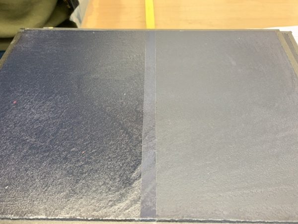 モールテックスのインディゴ入りサンプル2種。左がツヤあり、右が艶消し