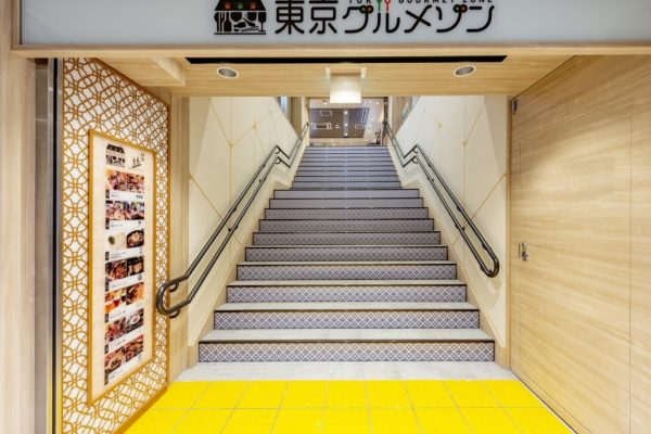 東京駅一番街の東京グルメゾン階段壁面。金継ぎイメージのライン入り珪藻土仕上げで原田左官施工