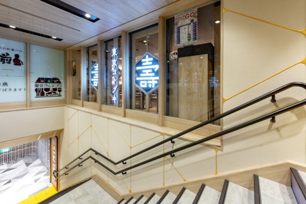 東京駅一番街の東京グルメゾン階段壁面。金継ぎイメージのライン入り珪藻土仕上げで原田左官施工