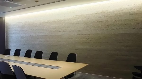 琉球石灰岩の塗り版築で施工したオフィスの壁。原田左官施工