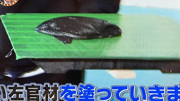 黒のオルトレマテリアフィーネが鏝板に乗っている