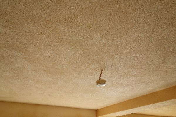 漆喰硅砂入り木鏝仕上げの住宅天井。原田左官施工。室内中央箇所