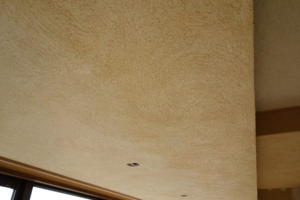 漆喰硅砂入り木鏝仕上げの住宅天井。原田左官施工。窓付近箇所