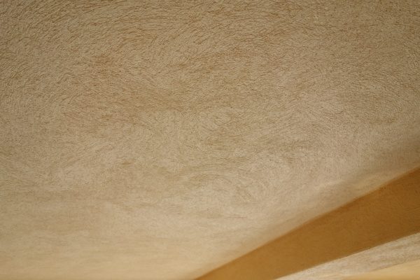漆喰硅砂入り木鏝仕上げの住宅天井。原田左官施工