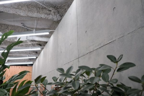 渋谷美容室のコンクリート打ち放し風仕上げ壁面。原田左官施工