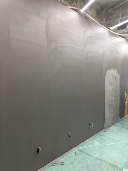 壁面石膏ボード下地に造形モルタルで施工した渋谷美容室の壁