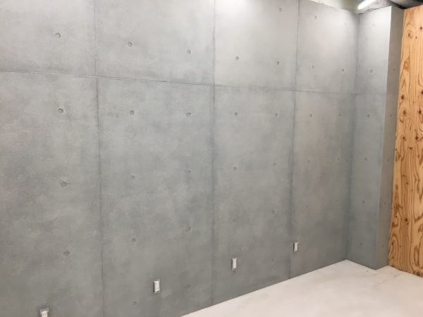 渋谷美容室の壁面石膏ボードに施工中のコンクリート打ち放し風仕上げ壁