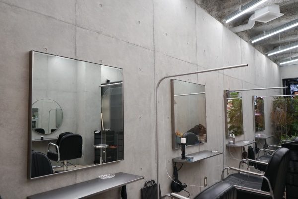 渋谷美容室のコンクリート打ち放し風仕上げ壁面。原田左官施工