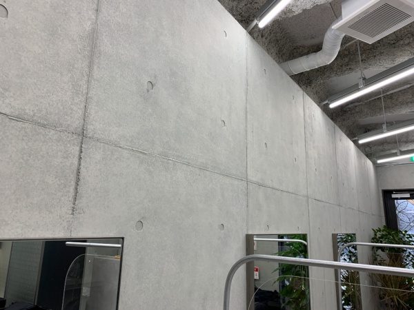 渋谷美容室のコンクリート打ち放し風仕上げ壁面、壁面上部箇所。原田左官施工