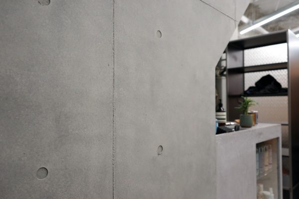 渋谷美容室のコンクリート打ち放し風仕上げ壁面、カウンター付近箇所。原田左官施工