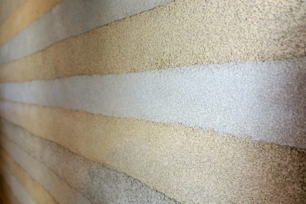 マンションエントランスの塗り版築仕上げ