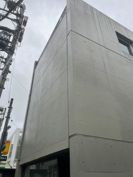 コンクリート打ち放し風仕上げで施工したオフィス外壁。原田左官施工