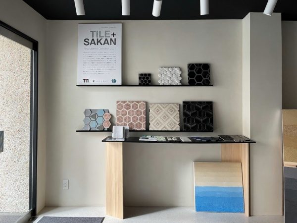 TILE+SAKAN展示会開催期間中のタイルライブラリーの様子