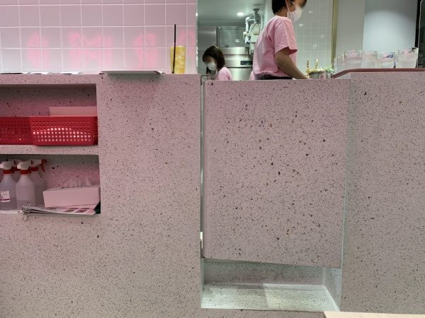 台湾スイーツのお店「札幌FORMOSA」に施工したオリエンターレ入りビールストーンのカウンターと棚
