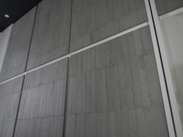 原田左官うづくり木目モルタルの壁施工例。芋張りの板幅90mmで色はグレー