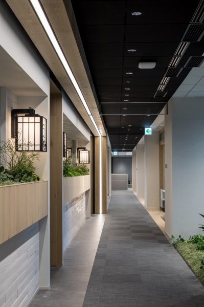 原田左官うづくり木目モルタル仕上げのオフィス施工例。板幅90mmで色は特注色の白