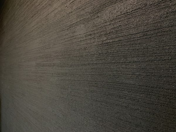 黒い珪藻土の竹ぼうき仕上げ壁