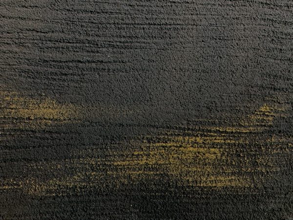 珪藻土の黒+金仕上げの壁