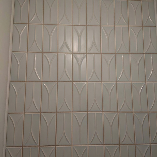 パターン貼りのセドルタイル壁