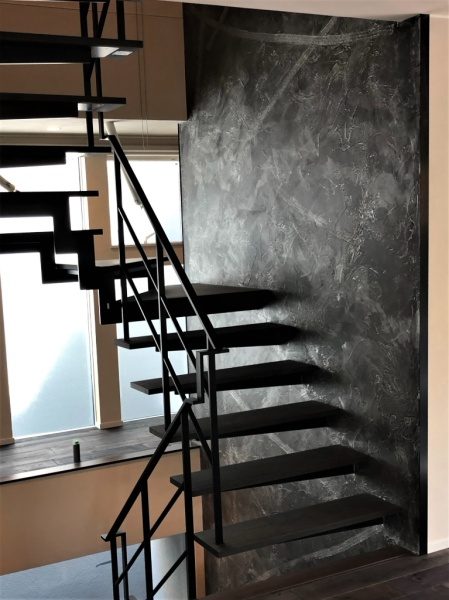 黒いオルトレマテリアに銀色レース模様仕上げの階段室壁