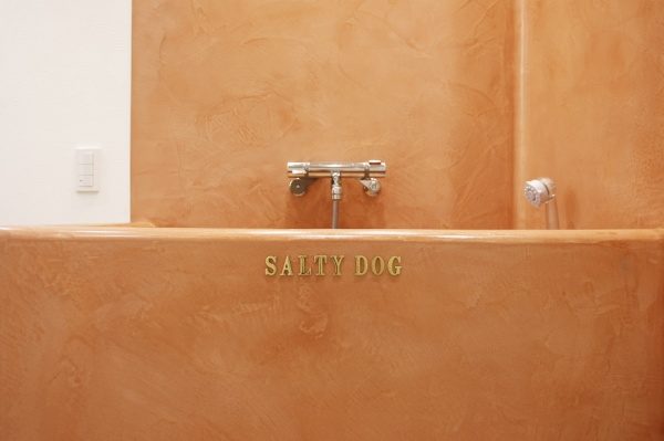 ペットサロン「所沢salty dog」のモールテックス施工のシャワールーム正面