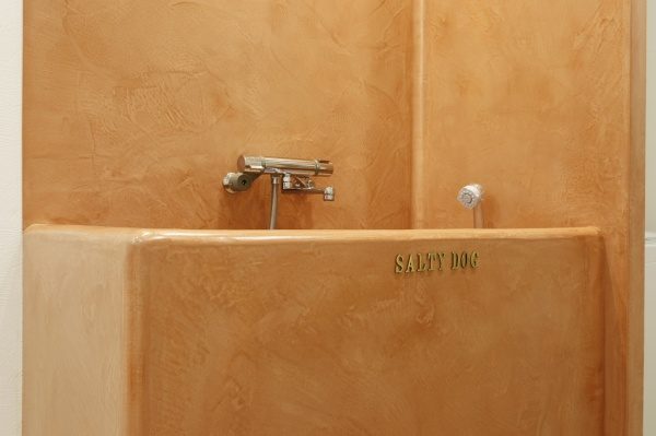ペットサロン「所沢salty dog」のモールテックス施工のシャワールーム蛇口周り