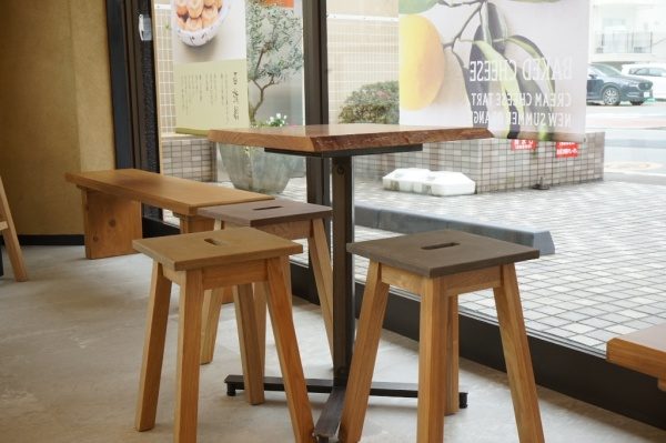 伊豆土仕上げの風土テーブル天板と風土の椅子