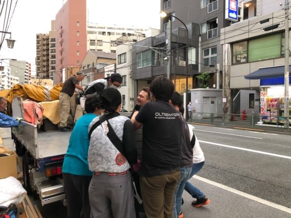 レンガ張りの什器をトラックへ積み込む様子