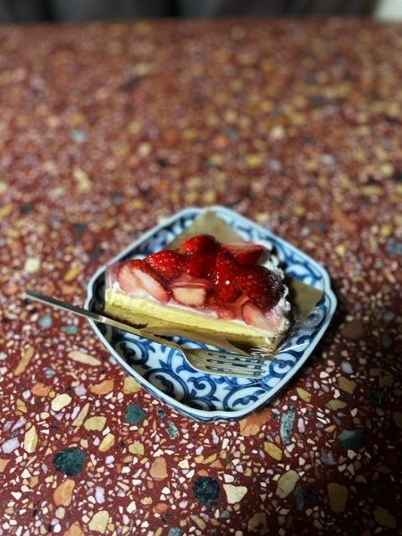 ビールストーンの赤いマルチカラーのテーブル天板。天板の上にケーキがある