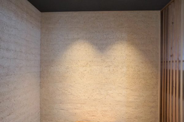 琉球石灰岩仕上げの塗り版築壁