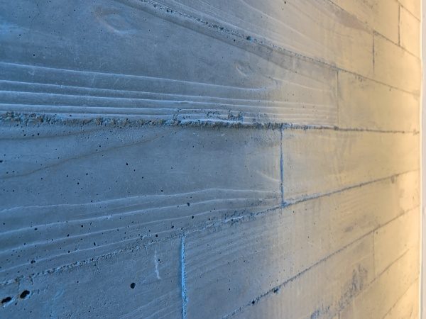幅90mmでグレー色のうづくり木目モルタル壁