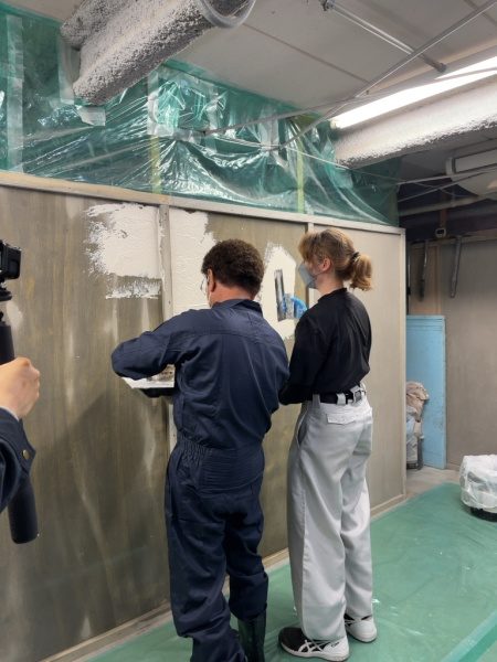 漆喰体験をする具志堅用高さん