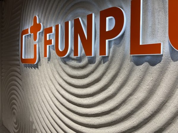 FUNPLUSの枯山水風壁面