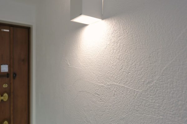 フルーフレアートランダム仕上げ白の壁